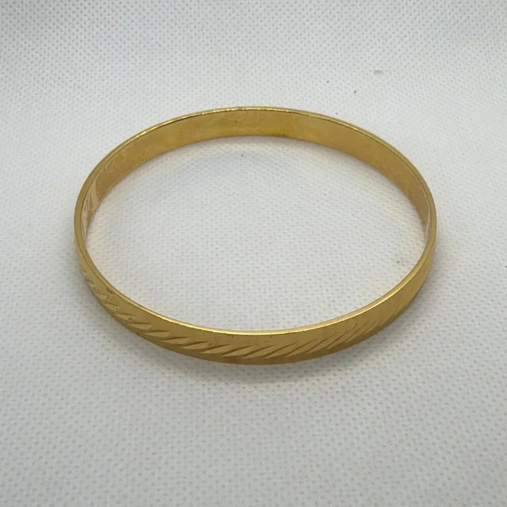Vintage Signed Monet Gold Tone Diamond Cut Textured Bangle Bracelet 1980s Retro - Picture 2 of 11